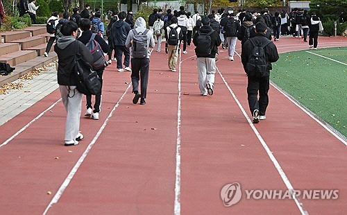 17일 2025학년도 가톨릭대학교 의예과 수시 논술고사가 열린 서울 서초구 서운중학교에서 시험을 마친 수험생들이 교문을 나서고 있다.     [연합뉴스]